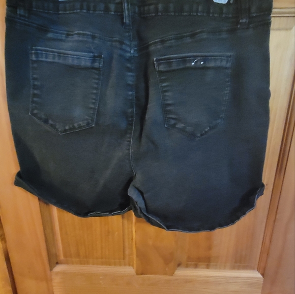 Shorts - Picture 2 of 3